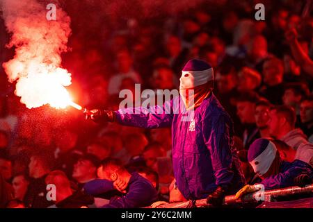 Rostock, Deutschland 24. Septembre 2024 : 3. Liga - 2024/2025 - FC Hansa Rostock v. SpVgg Unterhaching Im Bild : Ein Fan, Ultra von Hansa Rostock mit blau-weiss -roter Sturmhaube vermummt, hält im Fanblock ein Bengalo in der hand. /// la réglementation DFB interdit toute utilisation de photographies comme séquences d'images et/ou quasi-vidéo. /// Banque D'Images