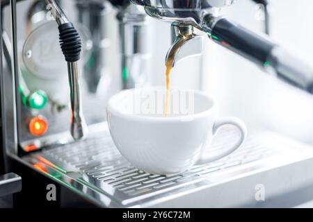 Berlin, Deutschland. 25 septembre 2024. Article sur le thème du café. Le café coule à travers une machine porte-filtre dans une tasse à café à Berlin, le 25 septembre 2024. Crédit : dpa/Alamy Live News Banque D'Images