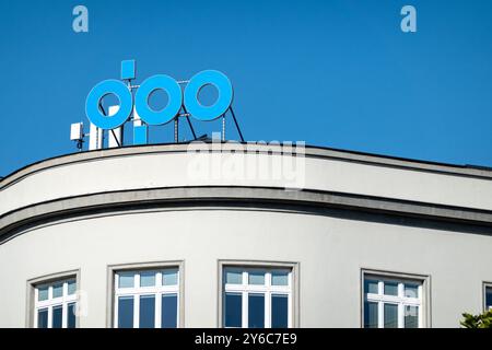 OSTRAVA, RÉPUBLIQUE TCHÈQUE - 28 SEPTEMBRE 2023 : logo de la société de transport public DPO à Ostrava Banque D'Images
