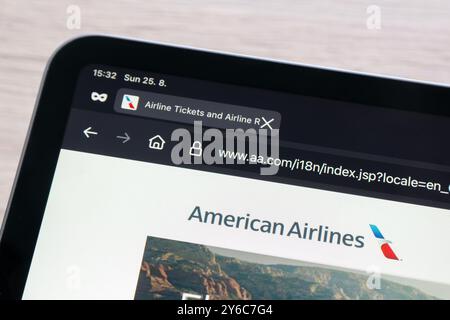 OSTRAVA, TCHÉQUIE - 25 AOÛT 2024 : site Web de la compagnie American Airlines où les passagers peuvent acheter des billets Banque D'Images