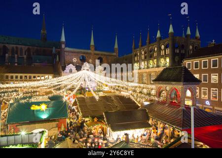 Foire de Noël sur la place du marché en face de la mairie de Luebeck. Schleswig-Holstein, Allemagne Banque D'Images