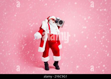 Grand format photo sympa Noël discothèque de noël amateur de barbe fat santa claus grand abdomen prêt danse hip hop tenir le boîtier de la flèche porte le chapeau de pare-soleil Banque D'Images