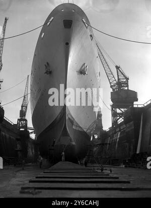 NAVIRE CANBERRA AVEC DES PEINTRES À SOUTHAMPTON ; 19 JANVIER 1964 Banque D'Images