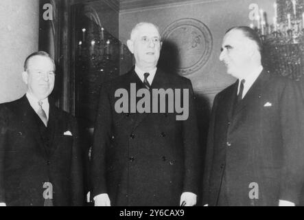 LE PRÉSIDENT FRANÇAIS CHARLES DE GAULLE AVEC LE PREMIER MINISTRE FRANÇAIS GEORGES POMPIDOU ET LESTER PEARSON À PARIS / ; 17 JANVIER 1964 Banque D'Images