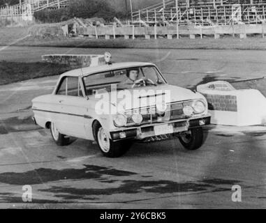 PILOTE GRAHAM HILL DANS FORD FALCON FUTURA SPRINT À GOODWOOD / ; 14 JANVIER 1964 Banque D'Images