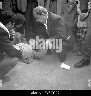 FAZIL KUCHUK DONNE LES PREMIERS SOINS À NICOSIE, CHYPRE / ; 10 JANVIER 1964 Banque D'Images