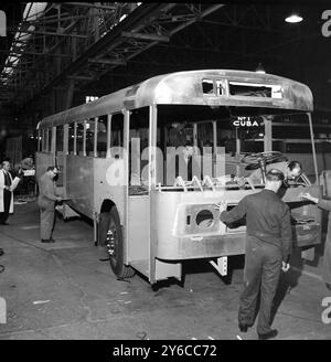 Le premier d'une commande de 400 autobus britanniques pour Cuba approche de l'achèvement à l'usine Metro Camel Carriage and Wagon Works ici aujourd'hui, Elmdon, Warwickshire, Angleterre. L'accord anglo-cubain a suscité des attaques amères de la part de la presse américaine, qualifié d'"acte hostile aux États-Unis" et de contester directement le blocus économique américain de Cuba, conçu pour enrayer la propagation du communisme de Cuba en Amérique latine. 9 JANVIER 1964 Banque D'Images