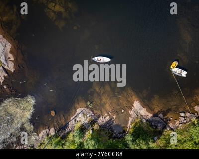 Vue aérienne, bateaux sur le lac Sorvagvatnet, Sorvagen, Lofoten, Norvège, Europe Banque D'Images