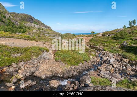 Image de paysage avec le ruisseau de montagne Studalselva près de Munkebu-stig, Sorvagen, Lofoten, Norvège, Europe Banque D'Images