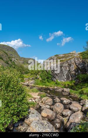 Image de paysage avec le ruisseau de montagne Studalselva près de Munkebu-stig, Sorvagen, Lofoten, Norvège, Europe Banque D'Images