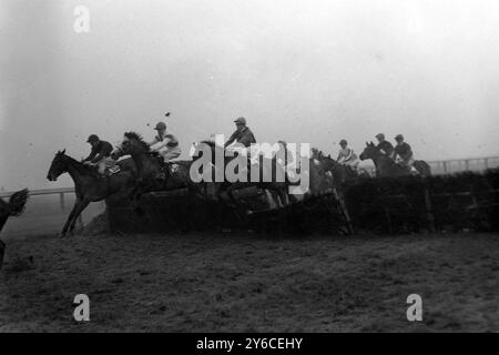 COURSES HIPPIQUES À KEMPTON PARK EGHAM NOVICES HURDLE VUE GÉNÉRALE ; 26 DÉCEMBRE 1963 Banque D'Images