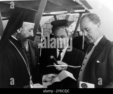 FAZIL KUCHUK ET MGR MAKARIOS PRENNENT LA PAROLE À NICOSIE, CHYPRE / ; 26 DÉCEMBRE 1963 Banque D'Images