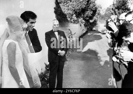 SUE LYON AVEC SON MARI HAMPTON FANCHER III À HOLLYWOOD / ; 23 DÉCEMBRE 1963 Banque D'Images