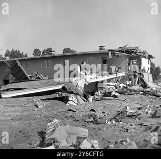 BARRAGE BALDWIN HILLS RESEVOIR BREECHED WALL À LOS ANGELES - FEMME SUR LES RESTES DE LA MAISON ; 17 DÉCEMBRE 1963 Banque D'Images