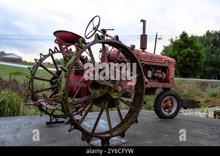 Glendale, Kentucky, États-Unis-22 juin 2017 : gros plan d'un ancien tracteur McCormick Farmall H avec roues en acier. Ce modèle de tracteur a été construit à partir de 193 Banque D'Images