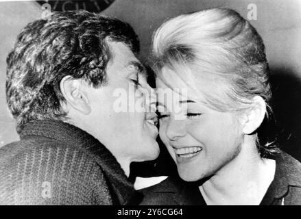 SUE LYON AVEC SON MARI HAMPTON FANCHER À HOLLYWOOD / ; 14 DÉCEMBRE 1963 Banque D'Images