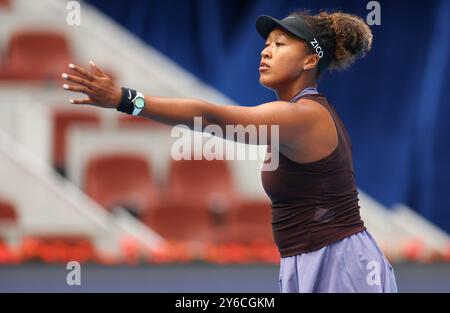 Pékin, Chine. 25 septembre 2024. Osaka Naomi, du Japon, réagit lors du match de premier tour féminin contre Lucia Bronzetti, d'Italie, au tournoi de tennis de l'Open de Chine 2024 à Pékin, capitale de la Chine, le 25 septembre 2024. Crédit : Bai Xuefei/Xinhua/Alamy Live News Banque D'Images