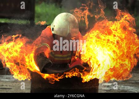 Un concurrent exécutant une technique de lutte contre l'incendie lors d'un concours organisé entre des candidats de tous les lieux d'affectation à Jakarta, Indonésie. Banque D'Images