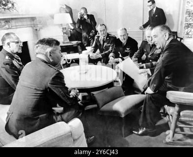 LE PRÉSIDENT AMÉRICAIN LYNDON B JOHNSON RENCONTRE LES CHEFS D'ÉTAT-MAJOR CONJOINTS À WASHINGTON / ; 30 NOVEMBRE 1963 Banque D'Images