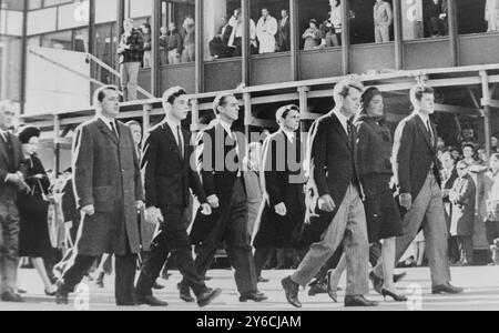 FUNÉRAILLES DU PRÉSIDENT AMÉRICAIN JOHN F. KENNEDY JFK À WASHINGTON - ÉPOUSE JACQUELINE JACKIE AVEC LES FRÈRES ROBERT & EDWARD - CORTÈGE FUNÉRAIRE DE LA CATHÉDRALE / ; 27 NOVEMBRE 1963 Banque D'Images