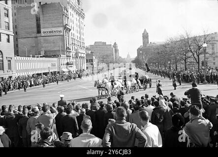 FUNÉRAILLES DU PRÉSIDENT AMÉRICAIN JOHN F. KENNEDY JFK À WASHINGTON - ÉPOUSE JACQUELINE JACKIE AVEC LES FRÈRES ROBERT & EDWARD - PROCESSION QUITTANT LE CAPITOLE ; 27 NOVEMBRE 1963 Banque D'Images