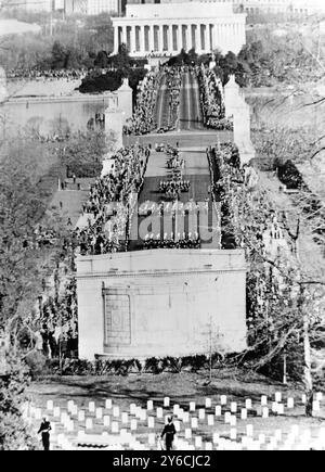 FUNÉRAILLES DU PRÉSIDENT AMÉRICAIN JOHN F. KENNEDY JFK À WASHINGTON - ÉPOUSE JACQUELINE JACKIE AVEC LES FRÈRES ROBERT & EDWARD - PROCESSION TRAVERSANT LE PONT D'ARLINGTON ; 28 NOVEMBRE 1963 Banque D'Images