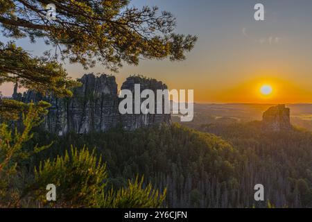 Die Torsteine und der Falkenstein in der Sächsischen Schweiz bieten atemberaubende Anblicke, besonders beeindruckend zum Sonnenuntergang die Torsteine Banque D'Images