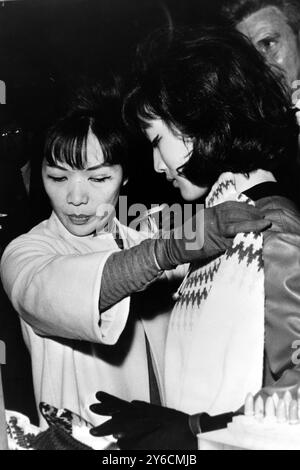 MADAME NGO DINH NHU DE SAIGON, SUD VIETNAM AVEC SA FILLE THUY LEE À COPENHAGUE, DANEMARK / ; 18 NOVEMBRE 1963 Banque D'Images