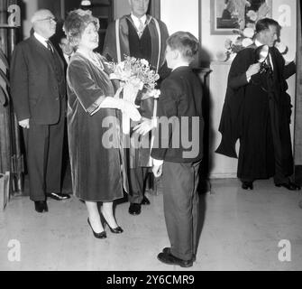 ELIZABETH LA REINE MÈRE AVEC BRENDAN RIVAGE SERRE LA MAIN À L'ÉCOLE DE WESTMINSTER À LONDRES ; 15 NOVEMBRE 1963 Banque D'Images