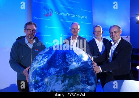 25 septembre 2024, Hambourg : Eckart von Hirschhausen (de gauche à droite), Stiftung Gesunde Erde - Gesunde Menschen gGmbH (GEGM) et médecin, auteur et présentateur TV, Sven Plöger, météorologue et auteur, Tobias Fuchs, directeur du climat et de l'environnement au Service météorologique allemand (DWD), et Frank Böttcher, président de la Société météorologique allemande (DMG), organisent un globe après la conférence de presse d'ouverture du 14e Congrès météorologique extrême de Hambourg. Un des thèmes du congrès de trois jours est le thème des conditions météorologiques extrêmes dans le changement climatique. Photo : Marcus Brandt/dpa Banque D'Images