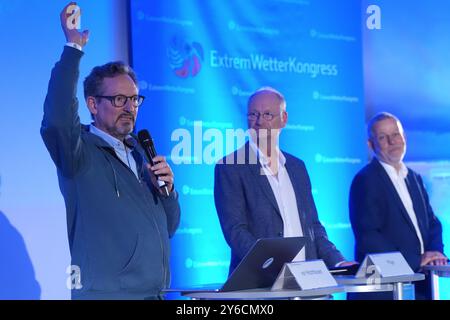 Hambourg, Allemagne. 25 septembre 2024. Eckart von Hirschhausen (de gauche à droite), Stiftung Gesunde Erde - Gesunde Menschen gGmbH (GEGM) et médecin, auteur et présentateur TV, intervient aux côtés de Sven Plöger, météorologue et auteur, et Tobias Fuchs, directeur du climat et de l'environnement au Service météorologique allemand (DWD), lors de la conférence de presse d'ouverture du 14e Congrès météorologique extrême à l'Université Hafencity de Hambourg. Un des thèmes du congrès de trois jours est le thème des conditions météorologiques extrêmes dans le changement climatique. Crédit : Marcus Brandt/dpa/Alamy Live News Banque D'Images