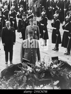 LE PREMIER MINISTRE FRANÇAIS GEORGES POMPIDOU ET LE PRÉSIDENT FRANÇAIS CHARLES DE GAULLE AU DÉFILÉ À PARIS / ; 12 NOVEMBRE 1963 Banque D'Images