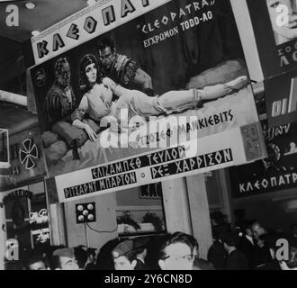 FILM CLÉOPÂTRE, AFFICHE PUBLICITAIRE À ATHÈNES, GRÈCE ; 13 NOVEMBRE 1963 Banque D'Images