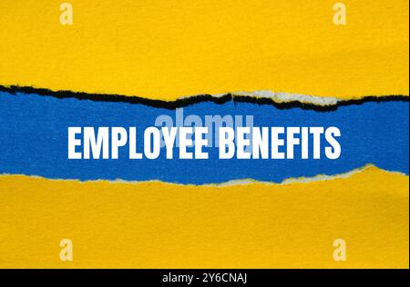 Le message relatif aux avantages sociaux des employés est écrit sur un papier jaune déchiré sur fond bleu. Symbole conceptuel des avantages sociaux des employés. Copier l'espace. Banque D'Images