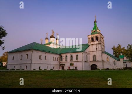 ALEXANDROV, RUSSIE - 07 SEPTEMBRE 2024 : L'ancienne cathédrale de l'Assomption de la Bienheureuse Vierge Marie au crépuscule de septembre. Alexandrovskaya Slo Banque D'Images