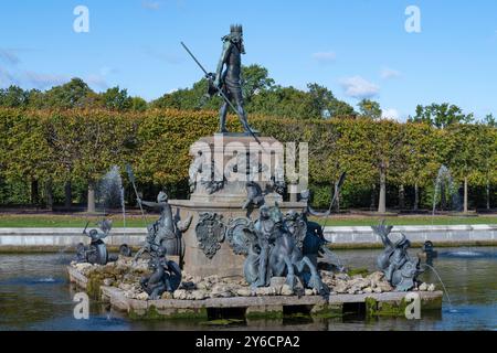 PETRODVORETS, RUSSIE - 21 SEPTEMBRE 2024 : sculpture de Neptune un jour ensoleillé de septembre. Complexe Peterhof Palace Banque D'Images