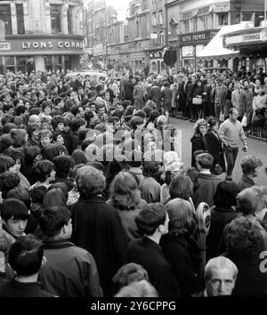 LES FOULES ATTENDENT LE GROUPE POP DES BEATLES - GEORGE HARRISON, PAUL MACARTNEY, JOHN LENNON ET RINGO STARR - POUR LE SPECTACLE ROYAL VARIETY À LONDRES / ; 4 NOVEMBRE 1963 Banque D'Images