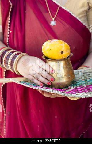 Dévot détenant des offrandes saintes pour le culte de Dieu à la journée à l'occasion du festival de culte d'arbre Banyan, (Vat Savitri Puja) Inde. Banque D'Images