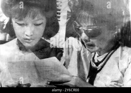 MME NGO DINH NHU AVEC LE THUY À BEVERLY HILLS, CALIFORNIE ; 2 NOVEMBRE 1963 Banque D'Images