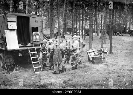 OFFICIERS DE L'ARMÉE AMÉRICAINE PARTICIPANT À DES EXERCICES DE L'OTAN À BABENHAUSEN, ALLEMAGNE ; 1ER NOVEMBRE 1963 Banque D'Images