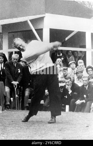 JACK NICKLAUS, GOLFEUR DE LA COUPE GOLF CANADA, EN ACTION, SE BAT PENDANT LE MATCH À PARIS ; 26 OCTOBRE 1963 Banque D'Images