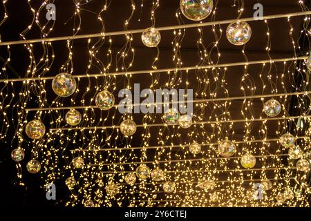 Lumières de Noël sur les rues d'une ville. Décorations urbaines de Noël Banque D'Images