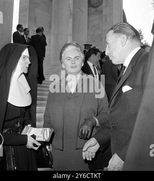 LE PREMIER MINISTRE IRLANDAIS SEAN LEMASS AVEC SA FEMME KATHLEEN ET SA MÈRE MARY GABRIEL SUR LA TOMBE D'UN SOLDAT INCONNU EN VIRGINIE, ÉTATS-UNIS / ; 18 OCTOBRE 1963 Banque D'Images