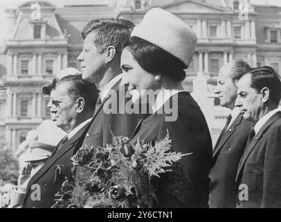 LE PRÉSIDENT YOUGOSLAVE JOSIP BROZ TITO AVEC LE PRÉSIDENT AMÉRICAIN JOHN F. KENNEDY À WASHINGTON / ; 17 OCTOBRE 1963 Banque D'Images