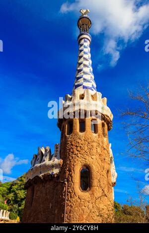 Maison en pain d'épice de conte de fées dans le parc Guell conçue par Antoni Gaudi à Barcelone, Espagne Banque D'Images