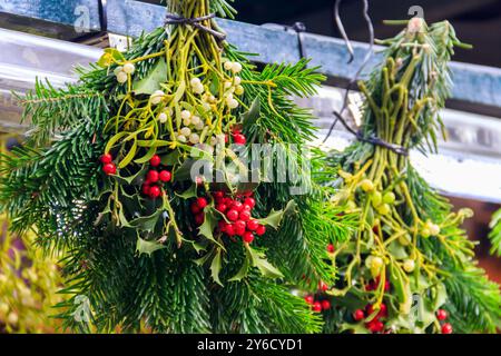 Bouquets de gui en vente sur le marché de Noël Banque D'Images