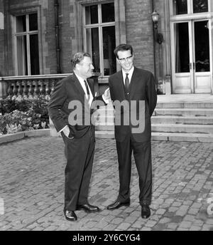 BKING ADOUIN AVEC NELSON ROCKFELLER AU PALAIS ROYAL DE BRUXELLES, BELGIQUE ; 3 OCTOBRE 1963 Banque D'Images