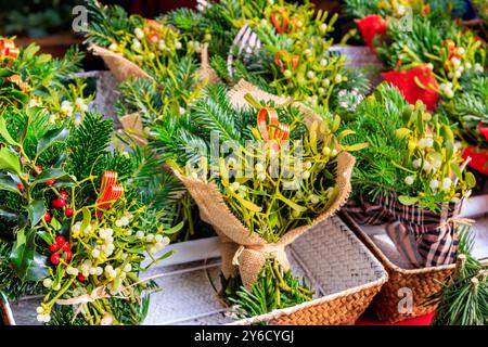 Bouquets de gui en vente sur le marché de Noël Banque D'Images