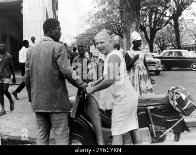 FEMME BLANCHE S'ÉTANT BATTUE AVEC DES NOIRS 'A ELIZABETHVILLE ; 2 OCTOBRE 1963 Banque D'Images