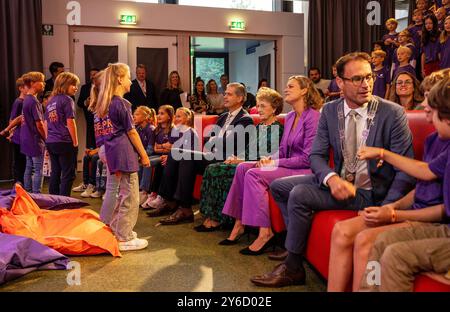 Leiden, pays-Bas, 2024-09-25 08:06:01 LEIDEN , 18-09-2024, Josephschool iPrinses Margriet dévoile le timbre anniversaire en l'honneur du 100ème anniversaire des timbres pour enfants. Le dévoilement marque le début de la campagne annuelle de timbres pour enfants et se déroule à la Fondation Josephschool de Leiden. PHOTO : NLBeeld/POOL/Nieboer crédit : NL Beeld / Patrick van EMST Banque D'Images